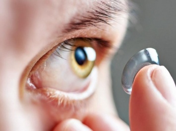Частички золота в контактных линзах помогают защищать глаза от вредного света