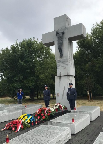 Дуда просит Зеленского о возобновить эксгумацию поляков, погибших на Волыни в 1943-1944 годах