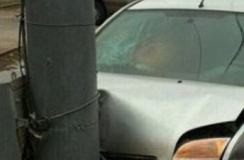 В Запорожской области автомобилист снес бетонный столб