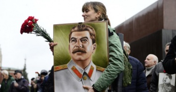 The Guardian: Россия Путина реабилитирует Сталина
