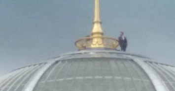 "Зеленский" залез на купол Рады? Тайна раскрыта - ФОТО