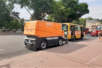 На одесских дорогах в разгар летнего сезона организовали дополнительные бригады санитарной уборки