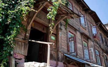 Заговоренный цыганкой: в Сети рассказали тайну легендарного деревянного дома Днепра