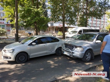 В центре Николаева столкнулись «Фольксваген» и «Мерседес» - на проспекте пробка