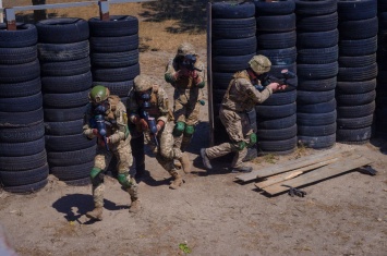 Украинские морские пехотинцы готовятся заступить на дежурство в боевой тактической группе ЕС