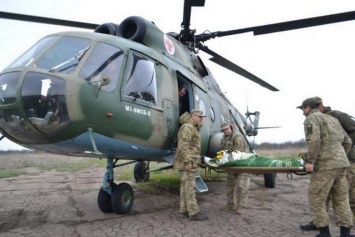 В Днепр на вертолете с Востока Украины привезли трех раненых солдат и одного гражданского