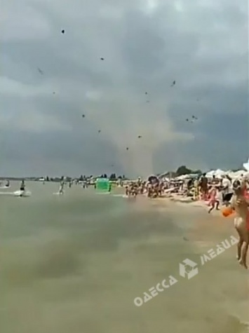 На пляже в Одессе пронесся смерч (видео)