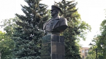 "Урок истории" и обвинения - как прошел пикет под восстановленным бюстом маршала Жукову
