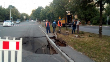 В Киеве из-за аварии на коллекторе провалилась часть дороги: фото