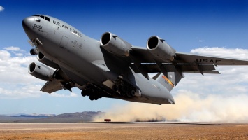 Военный самолет загорелся в полете: перепуганные люди молятся Богу о спасении
