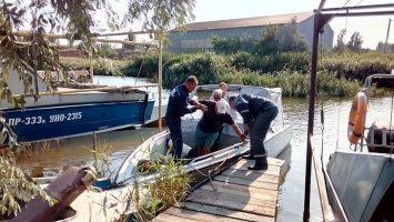 Спасатели Николаевщины вовремя доставили мужчину с гипертоническим кризом с Кинбурнской косы на материк (ФОТО)