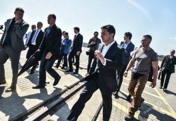 Президент прогулялся по Одесскому порту (фото)