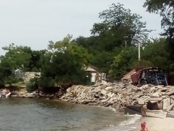 В Очакове тоннами сваливают строительный мусор в море