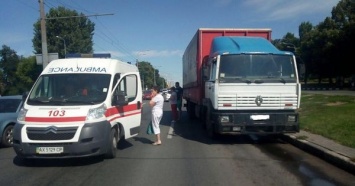 В Харькове фура сбила пешехода
