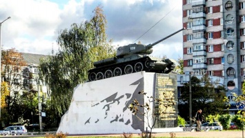 С коктейлем Молотова против танка: в Чернигове атаковали "символ Российской Федерации"