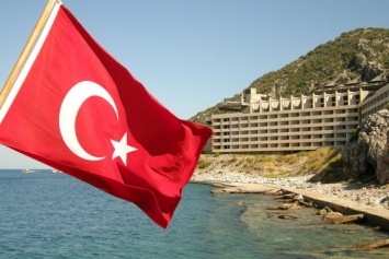 Туристы массово бегут с курортов Турции