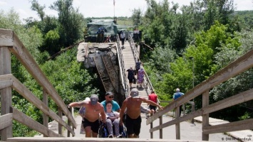 Между надеждой и скепсисом: в Станице Луганской в Донбассе ждут ремонта моста