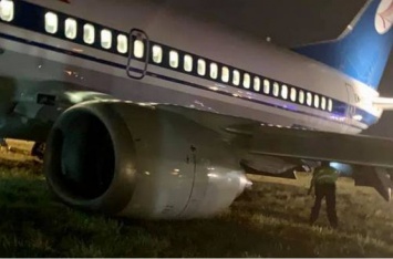 "Е*ть колотить, ползет на брюхе": самолет в Киеве с людьми на борту вынесло в поле. ВИДЕО