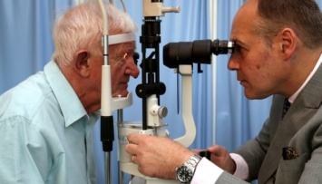 Американские ученые изобрели имплант, способный частично вернуть зрение слепым людям