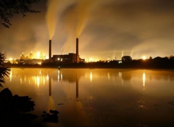 Под Днепром завод делает страшные выбросы: город накрывает облаком пыли (Фото)