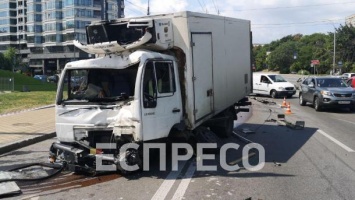 В Киеве грузовик протаранил два автомобиля