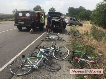 Под Николаевом автомобиль врезался в группу детей-велосипедистов - шестеро пострадавших