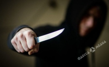 Житель Северной Африки, угрожая ножом, ограбил одесситку