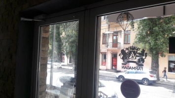 В центре Одессы неизвестные прострелили дверь салона красоты, в котором находились люди