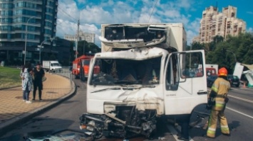В Киеве два грузовика совершили жуткое ДТП (фото)