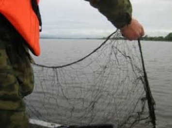 Браконьер на глазах рыбинспекторов выбросил сетки в море