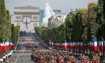 Летающая платформа и роботы: В Париже прошел военный парад в честь Дня взятия Бастилии