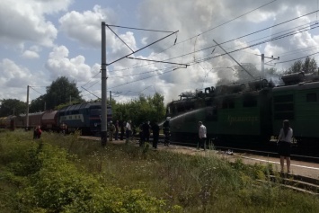 Прямо на железнодорожных путях под Харьковом загорелся электровоз. Фото