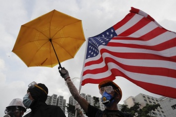 В Гонконге многотысячная акция протеста переросла в стычки с полицией