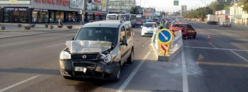 ДТП на Слобожанском проспекте: Lada "отлетела" в островок безопасности, пострадали 5 человек