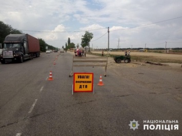 «Мерседес» столкнулся с телегой в Николаевской области - есть жертвы