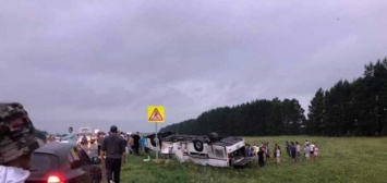 В России разбился автобус с десятками пассажиров: фото и видео
