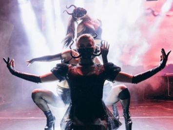 Маски с рогами: в Сети показали, какие жаркие танцы устроила MARUV (ФОТО)