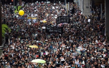 В Гонконге на массовой демонстрации произошли столкновения с полицией, есть пострадавшие