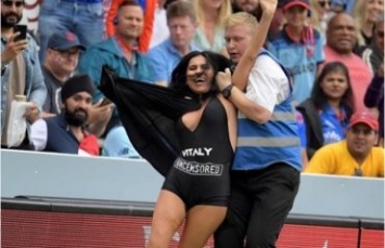 Мать российского пранкера выбежала на поле в финале Кубка мира по крикету