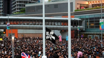 Новые протесты в Гонконге: в мирной акции пострадали 37 человек