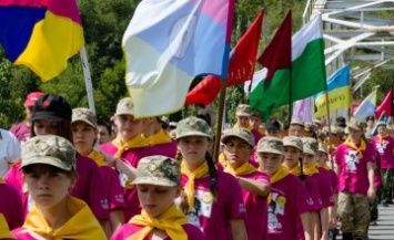Более 500 детей со всей Украины прошлись торжественным маршем по улицам Днепра