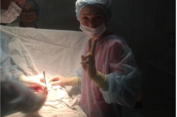 Гинеколог из Севастополя устроила фотосессию во время операции