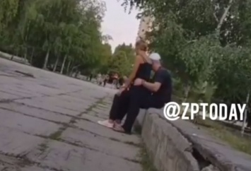 "Приспичило": В парке Гагарина молодая парочка занималась неприличными делами (ВИДЕО 18+)