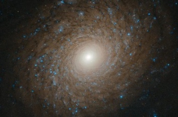 "Хаббл" сделал снимок "сердца" спиральной галактики