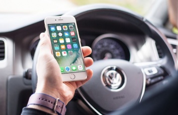 В Италии будут лишать прав на 3 месяца за использование смартфона за рулем
