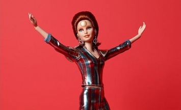 Образ Дэвида Боуи использовали для создания новой куклы Барби (фото, видео)