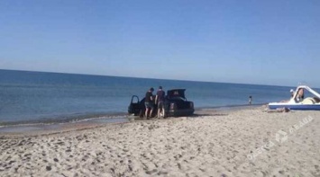 На пляжах под Одессой автомобили моют прямо в море (фото)