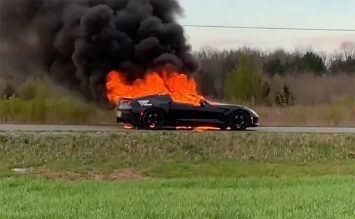 Chevrolet Corvette сгорел дотла на глазах владельца (ВИДЕО)