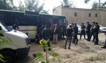 На столичном рынке "Троещина" задержали 26 нелегальных мигрантов