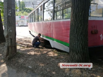 В центре Николаева трамвай сошел с рельсов и врезался в дерево
